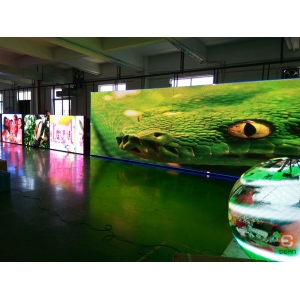 车间老化中的LED显示屏