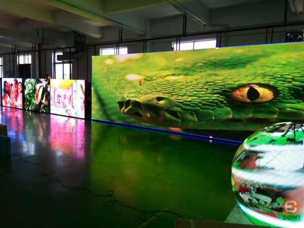 车间老化中的LED显示屏(图1)