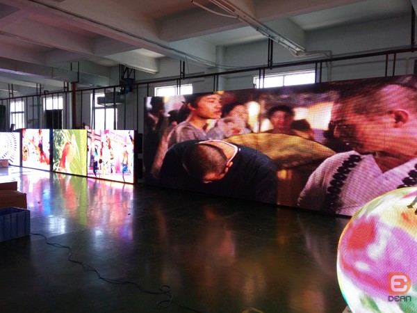 车间老化中的LED显示屏(图2)