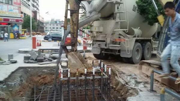 P8表贴户外全彩LED显示屏单立柱安装(图4)