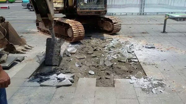 P8表贴户外全彩LED显示屏单立柱安装(图1)