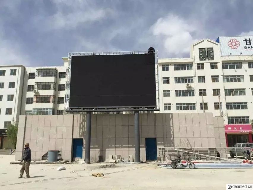 P10户外全彩双立柱LED显示屏(图1) P10户外全彩双立柱LED显示屏(图1)