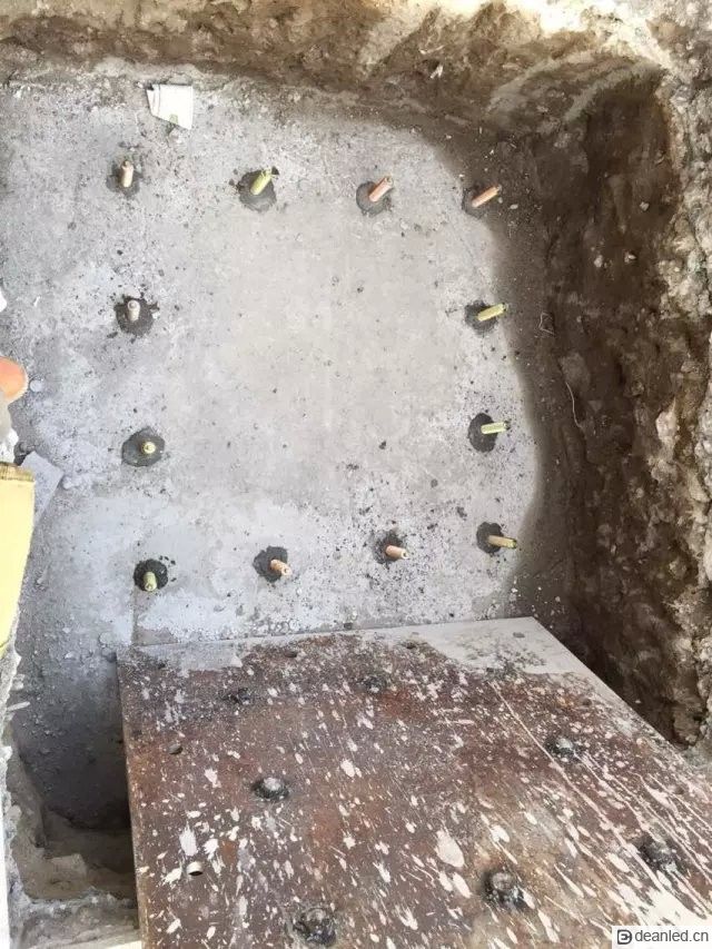 P10户外全彩双立柱LED显示屏(图2) P10户外全彩双立柱LED显示屏(图2)