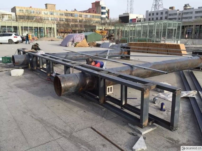 P10户外全彩双立柱LED显示屏(图3) P10户外全彩双立柱LED显示屏(图3)