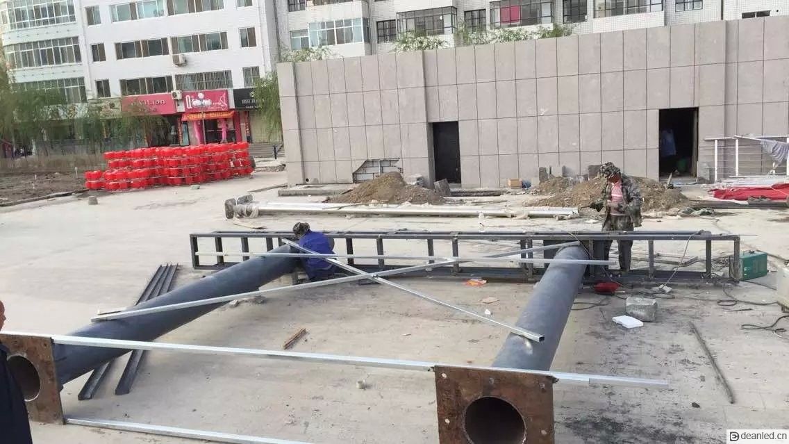 P10户外全彩双立柱LED显示屏(图4) P10户外全彩双立柱LED显示屏(图4)