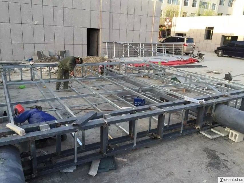 P10户外全彩双立柱LED显示屏(图5) P10户外全彩双立柱LED显示屏(图5)