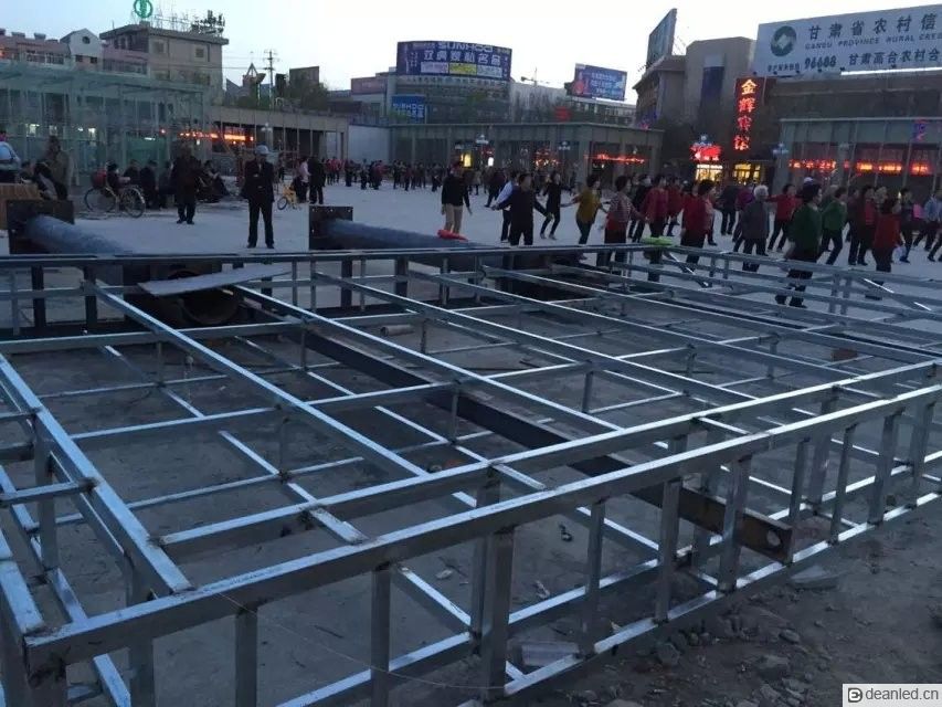 P10户外全彩双立柱LED显示屏(图6) P10户外全彩双立柱LED显示屏(图6)