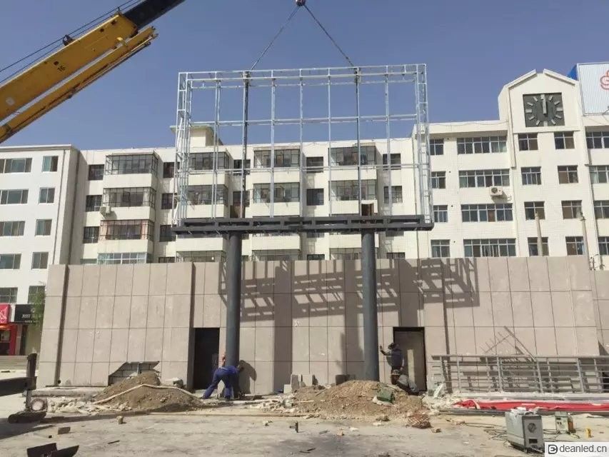 P10户外全彩双立柱LED显示屏(图7) P10户外全彩双立柱LED显示屏(图7)