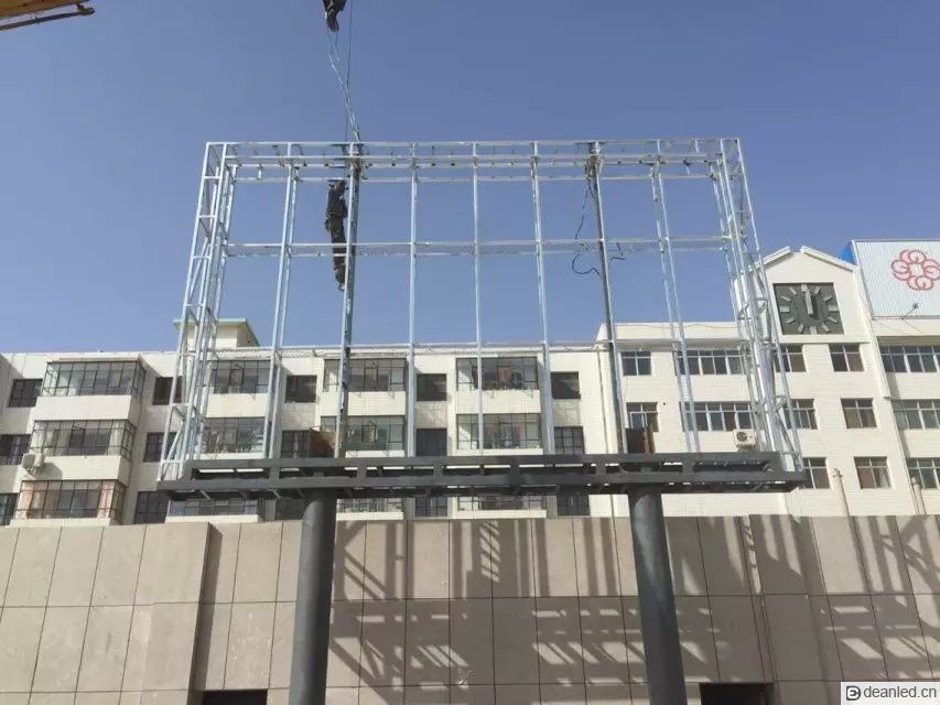 P10户外全彩双立柱LED显示屏(图8) P10户外全彩双立柱LED显示屏(图8)